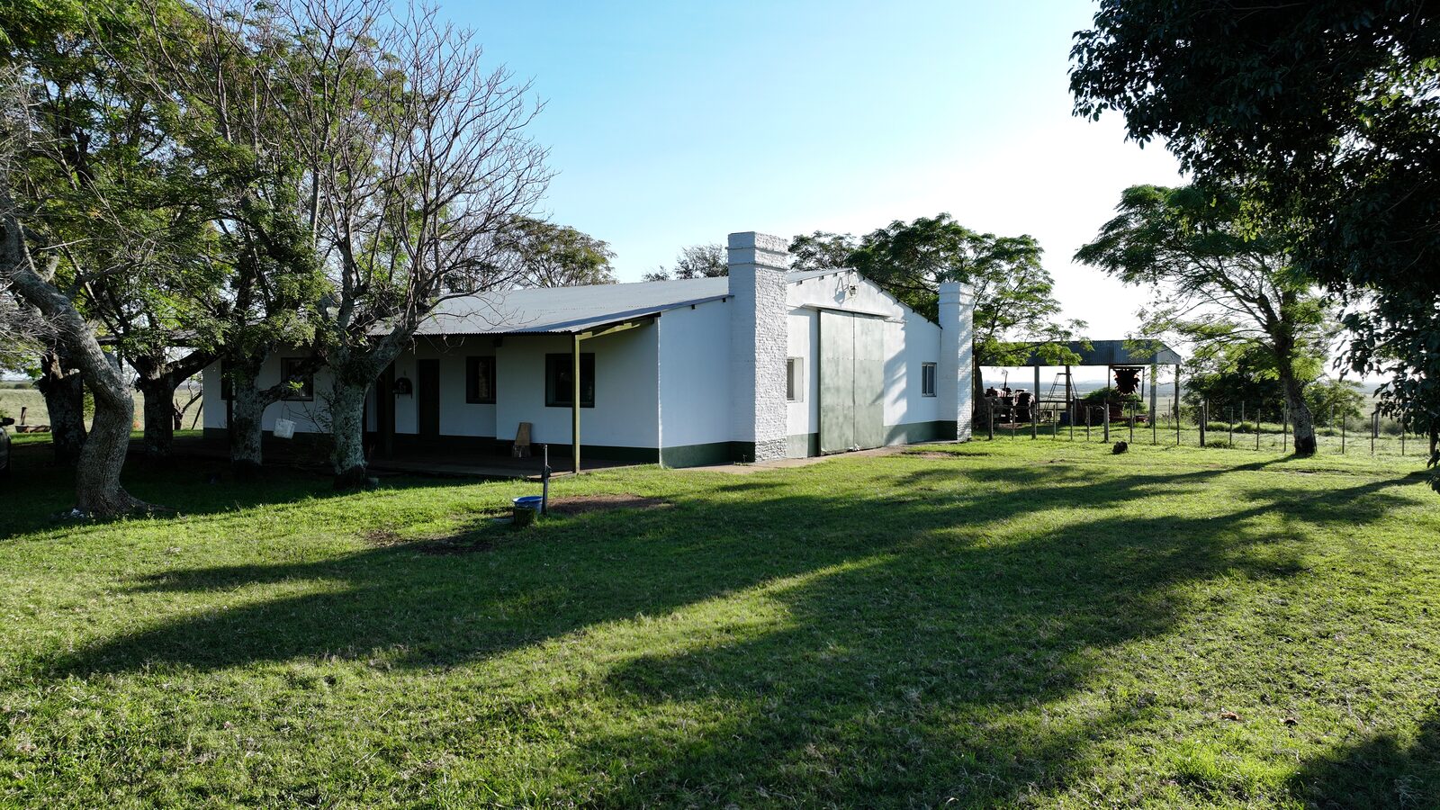 Casa-sede da Estância El Ceibo entre árvores
